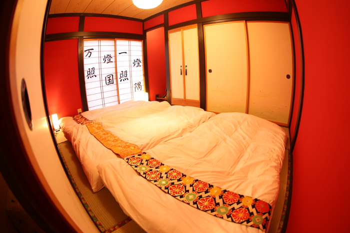 8人以上の宿泊の場合は和室にも布団が敷かれる。名古屋帯の金糸と正絹が豪華。