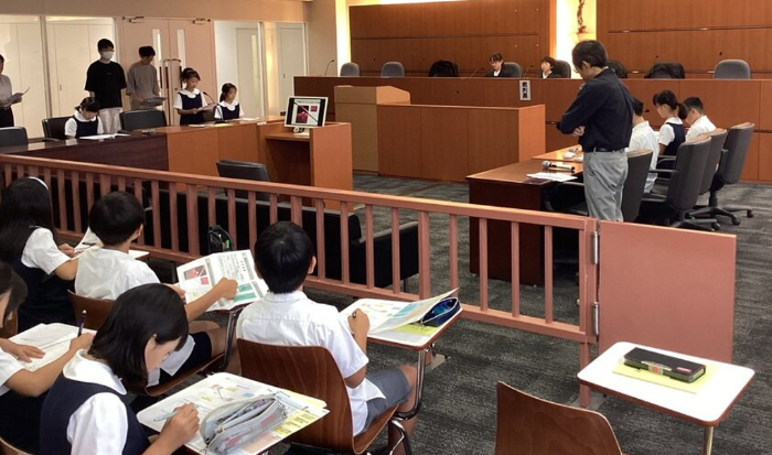 近畿大学附属小学校5年生が裁判官や弁護人役を体験　大学の法廷教室で行う模擬裁判で探究心を育む