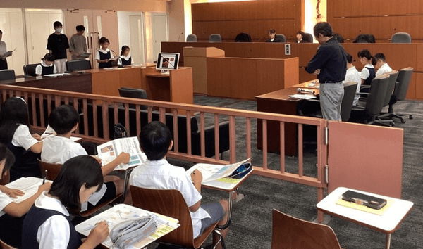 近畿大学附属小学校5年生が裁判官や弁護人役を体験　大学の法廷教室で行う模擬裁判で探究心を育む