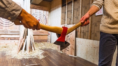 斧を重ねてお互いを讃えあう TAP AXES