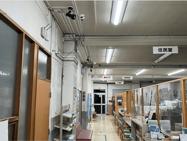 受付付近の天井へ設置されたカメラ