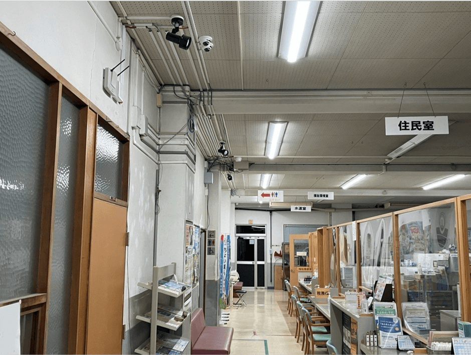 受付付近の天井へ設置されたカメラ