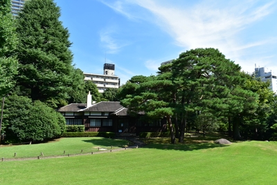 主屋と芝庭