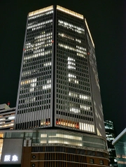 大阪駅前の「梅田阪急ビル」で 修正「大阪モデル」に合わせたライトアップを実施