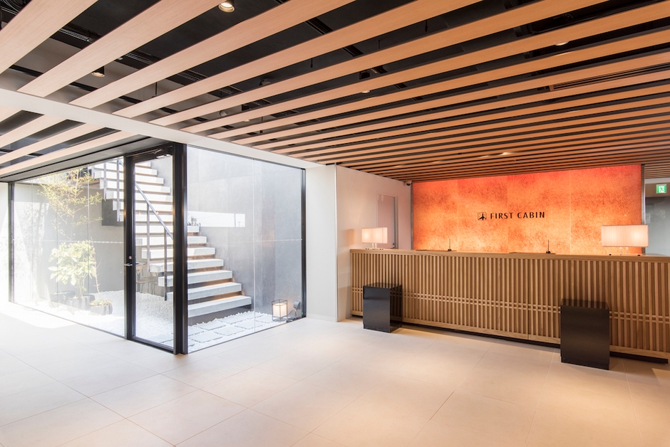 落ち着いた雰囲気のフロント