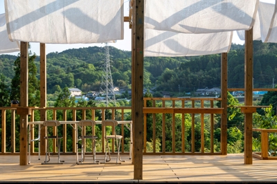 のどかな風景を一望できるウッドデッキ