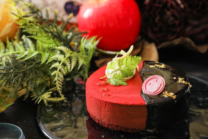 ▲“世界で一番美しいのは?”ミラーチョコレートムース 甘酸っぱいラズベリーコンフィチュールとチョコレートに混ぜ込んだアールグレイがほのかに香るムースをグラサージュ。