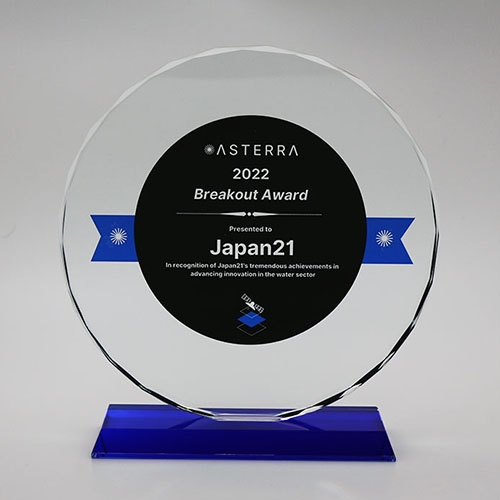 J21が受賞した「ブレイクアウトアワード２０２２」表彰盾