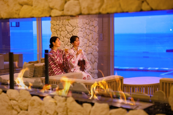 夏の長い夕暮れ。刻々と表情を変える海を見ながら寛ぎのひとときを