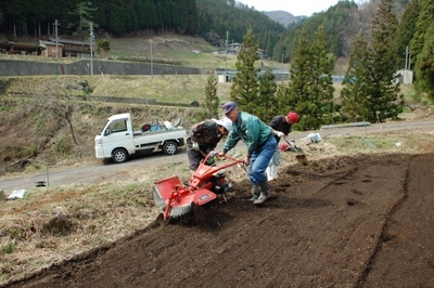 耕作放棄地を開墾した自社有機農場