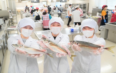 大阪国際大学短期大学部栄養学科×京阪百貨店―「プロから学ぶお魚のさばき方＆料理教室」に久木教授とセミナー生が協力―