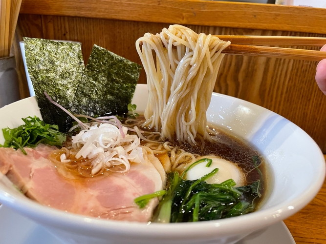濃厚出汁に絡む細ストレート麺