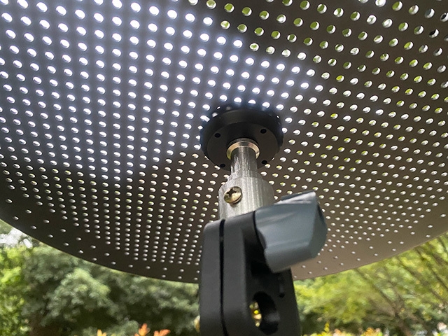 三脚部を天板に取り付けるだけ