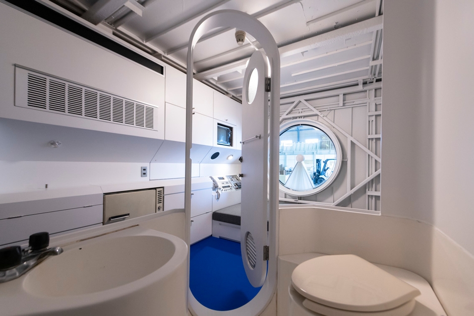 中銀カプセルタワービルのカプセルを活用したトレーラー(内観、写真:山田 新治郎)