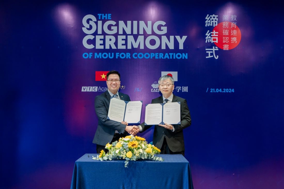 確認書を手にする(右から)平野学長とタン社長