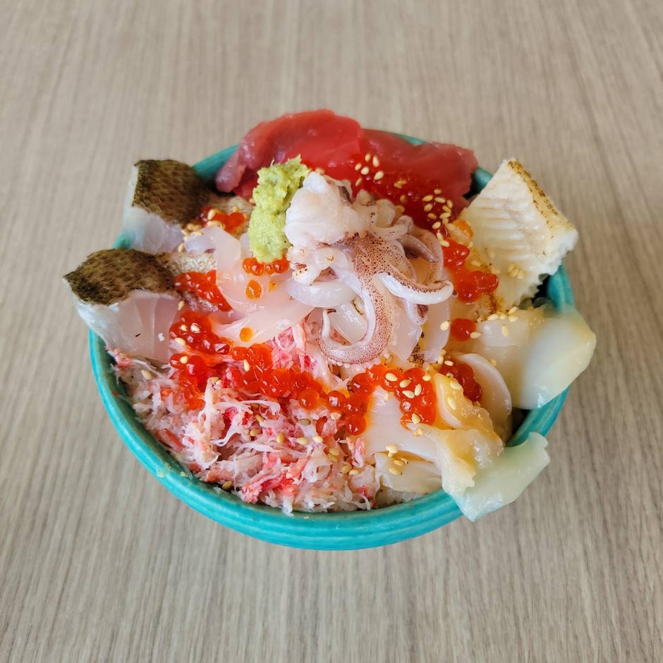 夏のにぎやか海鮮6種丼～煮アナゴ一本入り～