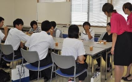 前回のオープンキャンパスでの「在学生との交流会」の様子