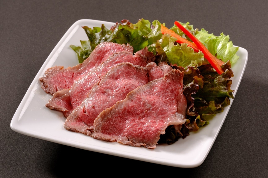 吉野おすすめの『黒毛和牛ローストビーフ』 ※ソース別添え