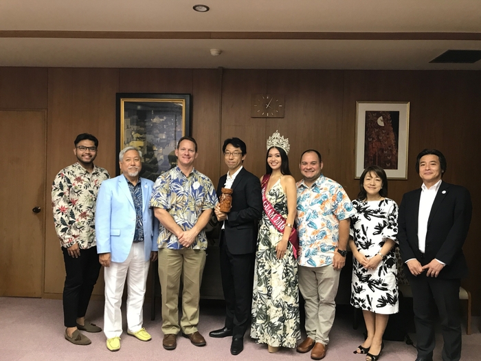 秋山 浩保 柏市長への表敬訪問 (中央より左に)秋山浩保市長、レイモンド・テノリオ グアム準州副知事、ミルトン・森永 グアム政府観光局理事長、日本マーケティング委員会会長、ブライアン・ボルハ グアム政府観光局日本マーケティングマネージャー、(中央より右に)ミス・グアム、ロバート・ホフマン グアム政府観光局理事、山本さとみ日本代表、金子宗司営業部長