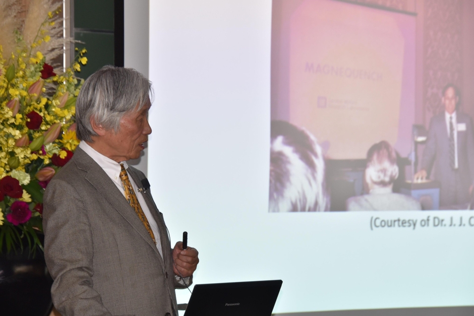 講演する佐川特任教授