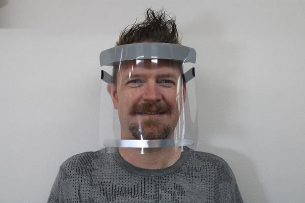 生徒様と向き合う講師は、フェイスシールドを装着。 ソーシャルディスタンスだけではなく、飛沫感染防止のためにフェイスシールドの導入をしております