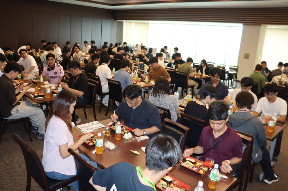 理大の学生も同じテーブルでランチを楽しみました