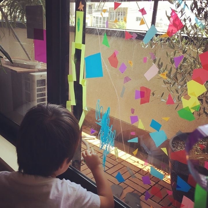 (からふぃるおりがみ(TM))「からふぃるおりがみ(TM)」と「キットパス」(日本理化学工業株式会社)で窓もキャンバスに早変わり
