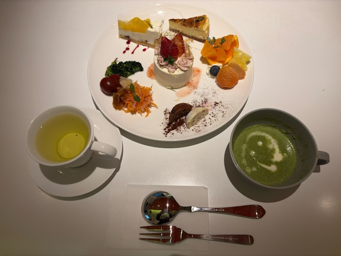 ワンプレートアフタヌーンティーとほうれん草とアスパラのポタージュ(日替わり)と煎茶の組み合わせ(組み合わせは自由)