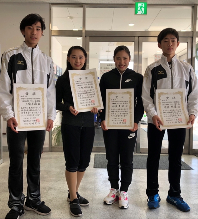 入賞した(左から)三宅星南選手、三宅咲綺選手、那須夏海選手、門脇慧輔選手