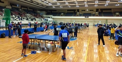 卒業生でソウルオリンピック卓球日本代表の宮﨑義仁氏を招き「第3回 KINDAI BIG BLUE 卓球フェスティバル」を開催