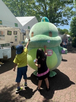 子どもにモテモテのたまきょうりゅう