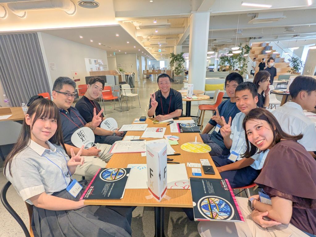 多様な立場の参加者が意見を交換する様子 (8月開催のQUEST HEROES summerにて)