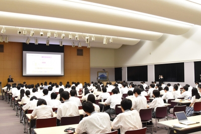 会場以外の生徒は各教室に配信されたLIVE中継で聴講