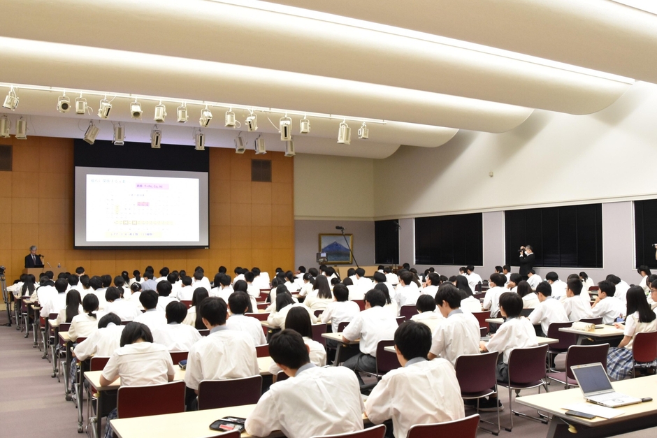 会場以外の生徒は各教室に配信されたLIVE中継で聴講