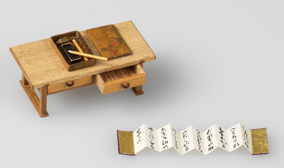 (Photo_12) 机硯箱揃 机:1.72×3.61×1.28cm 硯箱:1.36×0.86×0.32cm 作:小林礫斎 蒔絵:今泉成之