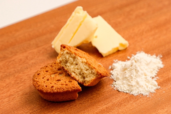 「焼きたて焦がしバターフィナンシェ」260円(税込)