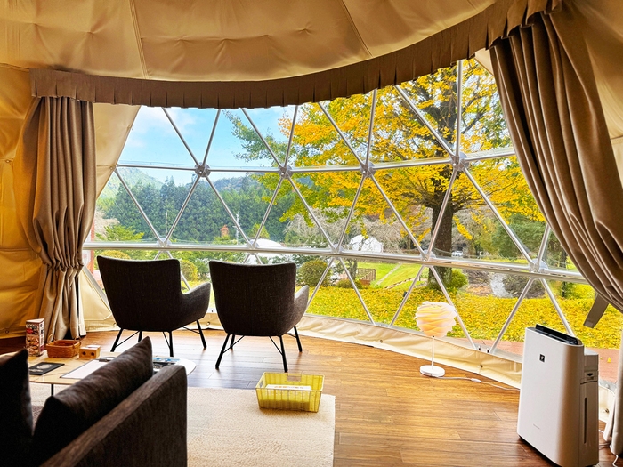 秋の日光を満喫!紅葉とハロウィン装飾を楽しむグランピング