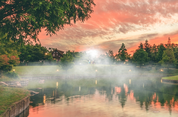 霧状の「入道雲」が幻想的な光景を作り出す(イメージ画像)