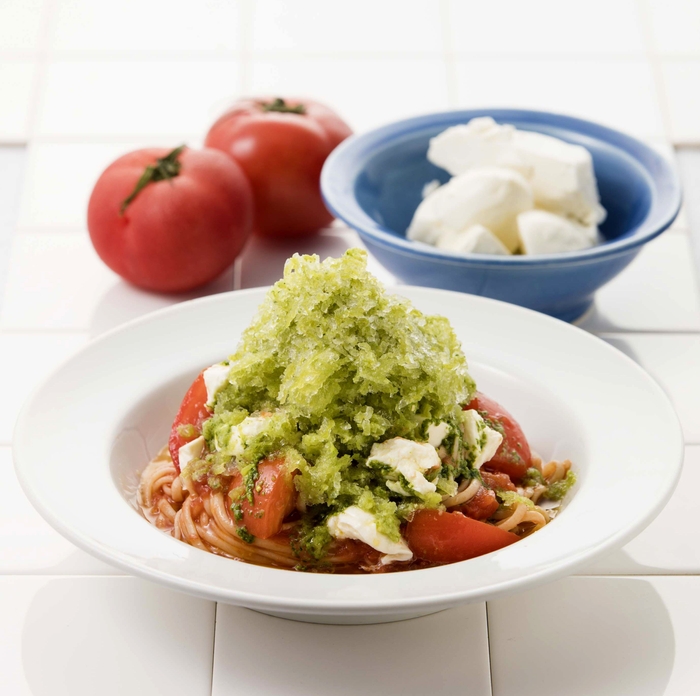 ~バジルかき氷をかける~ トマトとモッツァレラチーズのトマトソース