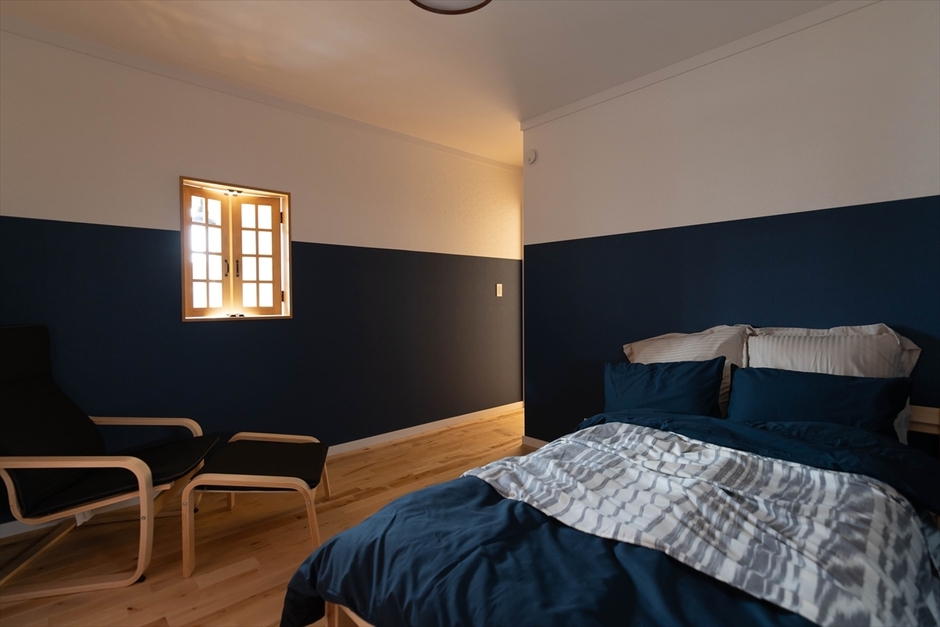 寝室には愛らしい小窓を