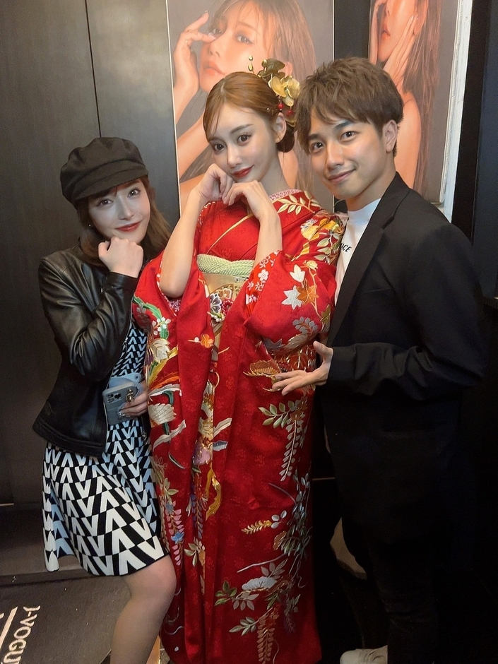 (左)Rちゃん、(右)明日花キララさん