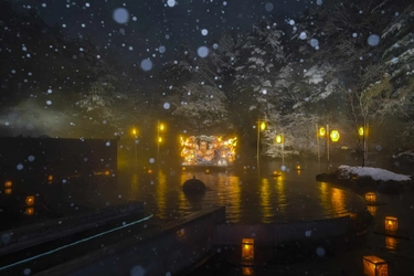 【青森屋】ねぶた祭の起源「ねぶり流し」を再現　絶景雪見露天「ねぶり流し灯篭」実施～雪見露天とねぶたを同時に満喫する贅沢な湯浴み～｜期間：2022年12月1日〜2023年4月2日