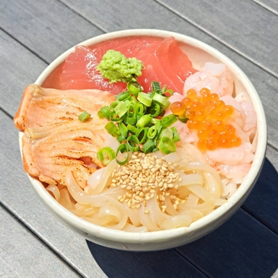 「甘エビ・イカ・サーモン・まぐろ丼」~いくら~