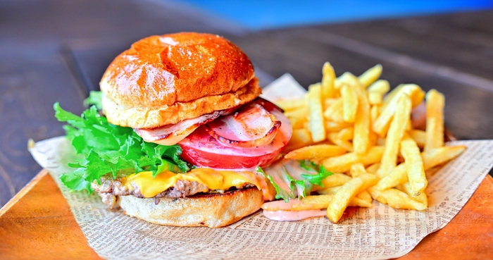 新商品のスマッシュバーガー（写真は『Sailor’s Rest スマッシュバーガー（BLT）』）