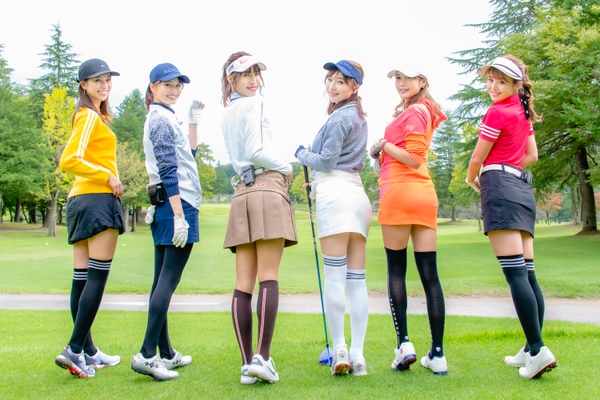 ポーズを決める竹内渉(右から3番目)らゴルフ女子