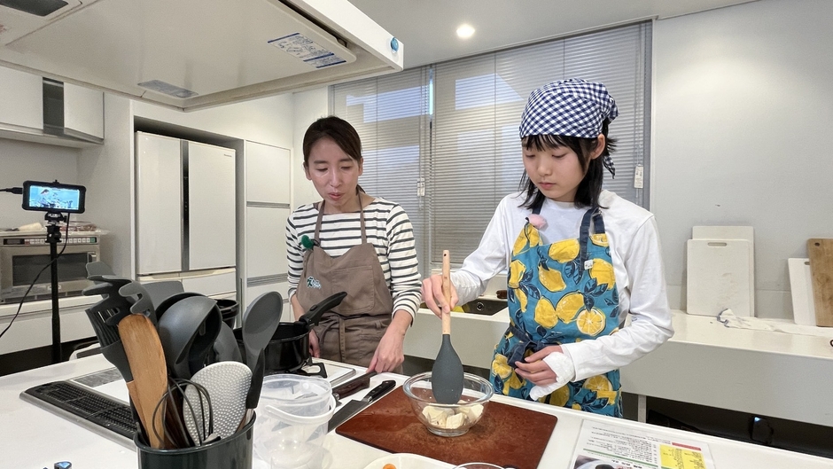 豆腐をほぐします。