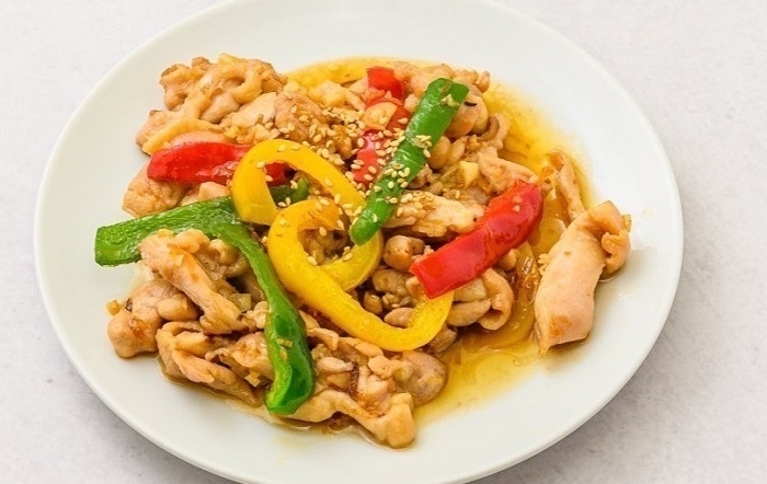 レモングラス入りの鶏肉五目野菜炒め