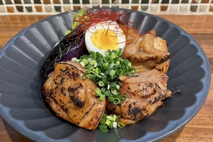台湾フェアグルメ オリジナル台湾紹興酒赤城鶏丼(地産地消食堂アカギメシ)