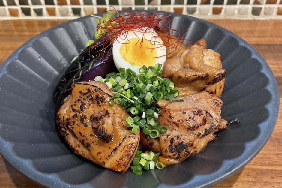 台湾フェアグルメ　オリジナル台湾紹興酒赤城鶏丼(地産地消食堂アカギメシ)