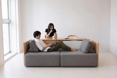 家具選びの常識を覆す新提案。あえて“ソファから動かない”贅沢を　 テーブルとソファがひとつになった「テーブル付ソファ」5選 北欧デザイン家具NORTE(ノルテ)より提供開始